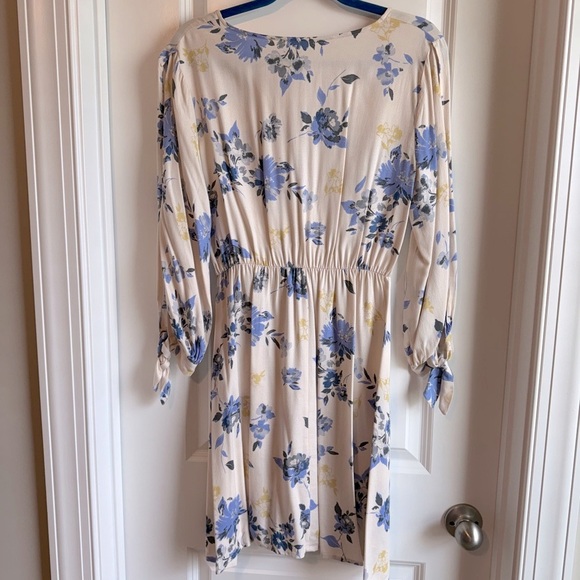 Lush Yellow V-Neck Sundress with 3/4 Bishop Sleeves - Picture 3 of 8